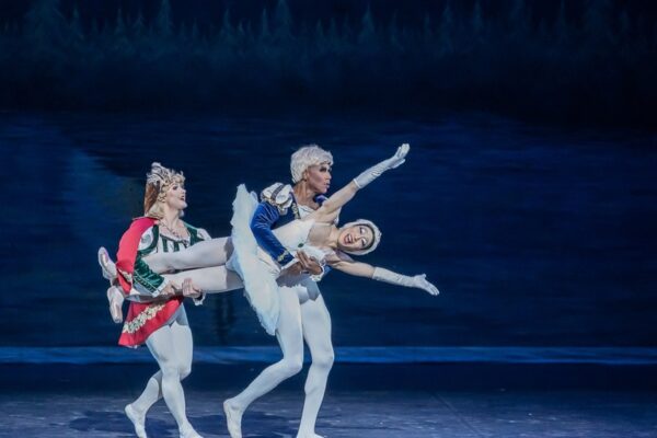 The Trocks - Swan Lake trio - credit Giovanni Daniotti