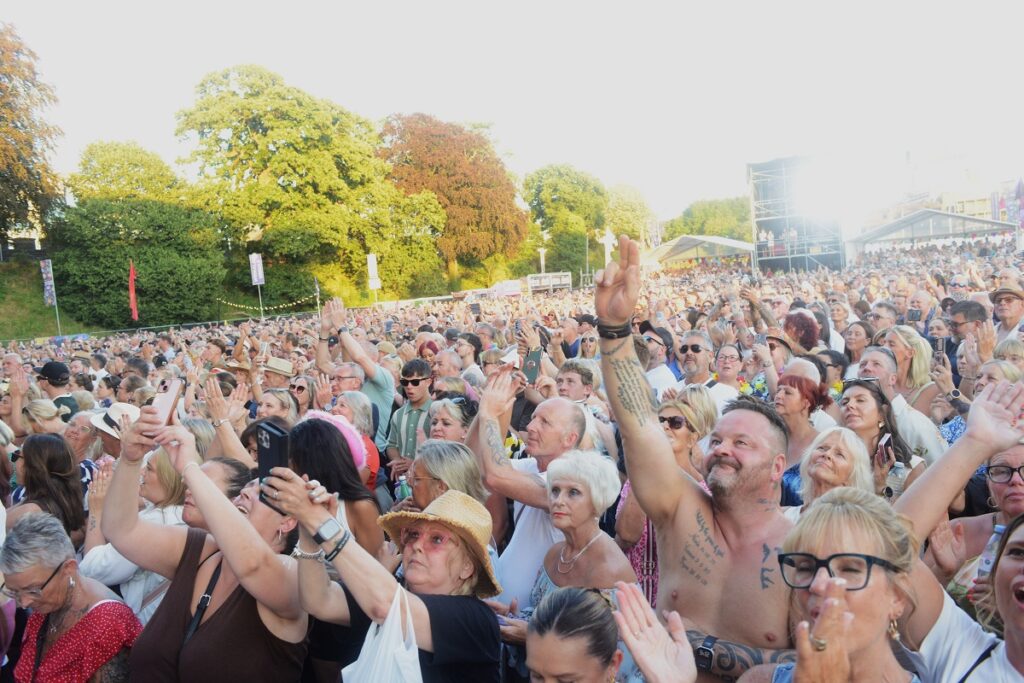 Crowd at Cardiff Castle for Marti Pellow - credit Paul Windsor